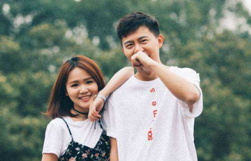 我俩手牵手是什么歌曲