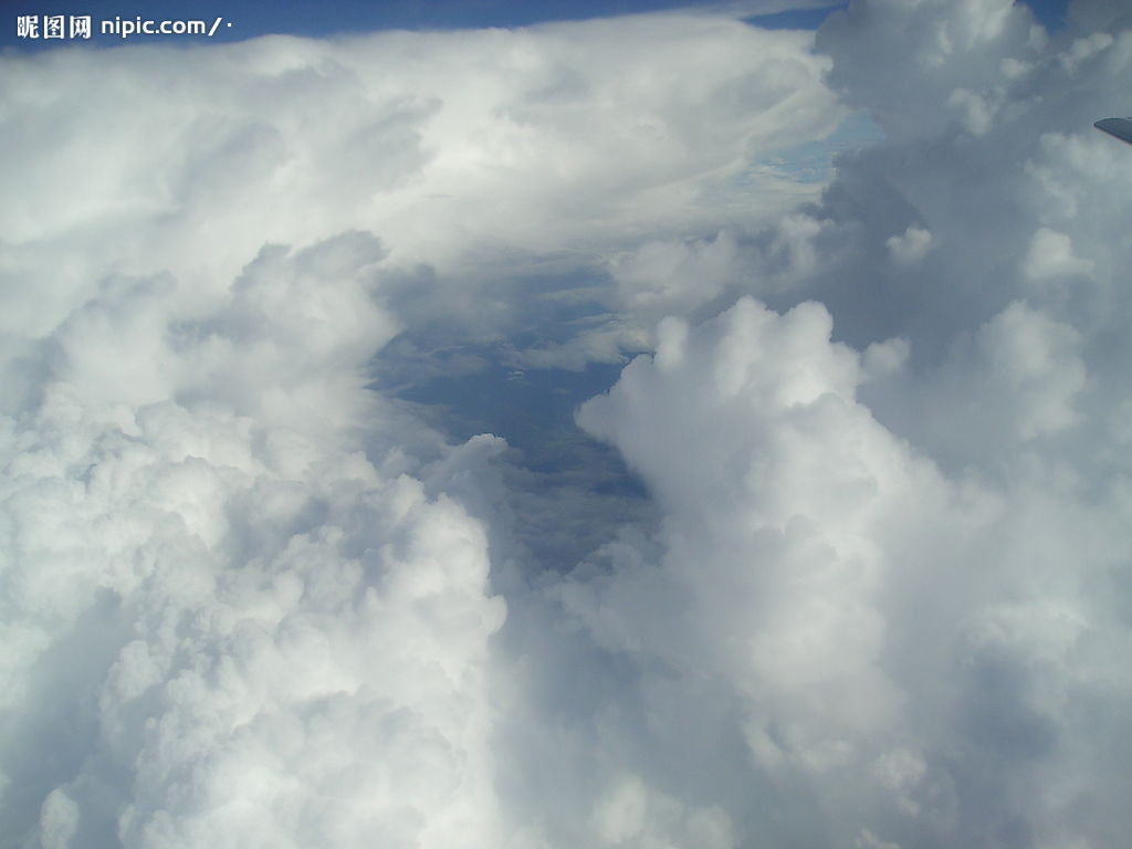 我飞在云层间是什么歌