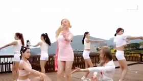 一个男的在唱dance什么歌曲
