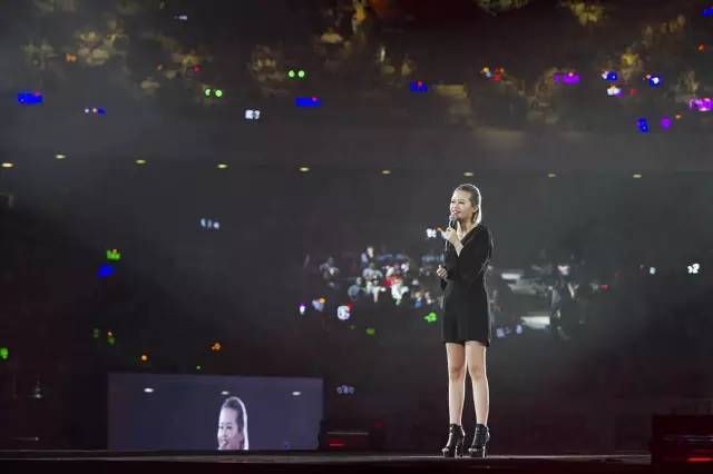 我站在万人中央是什么歌