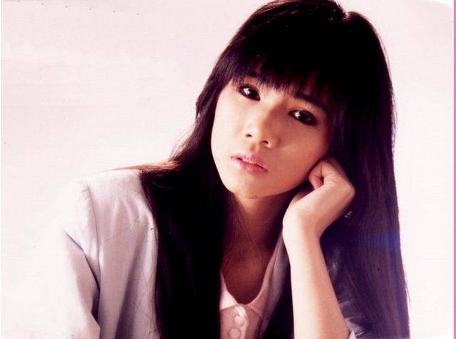 暗暗流着眼泪也要对人笑嘻嘻什么歌