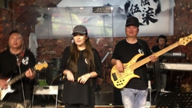 如果天都黑了夜都深了心的门没锁是什么歌