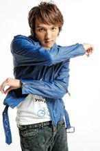 想揍他一拳想叫他滚远什么歌