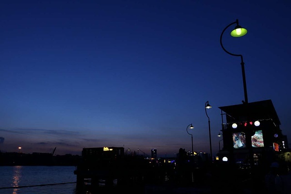 窗外的月光把梦照亮是什么歌