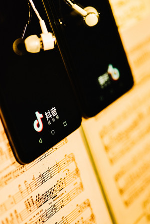 抬头都是些肮脏的嘴脸是什么歌