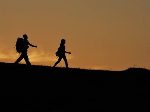 我背起行囊心中不再彷徨是什么歌