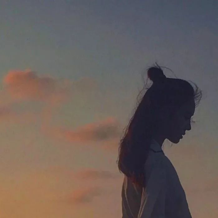 你转身走的背影如此坚决什么歌