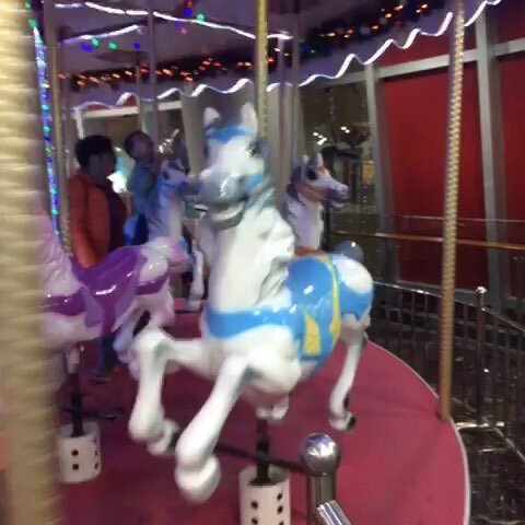 旋转木马哗啦啦是什么歌