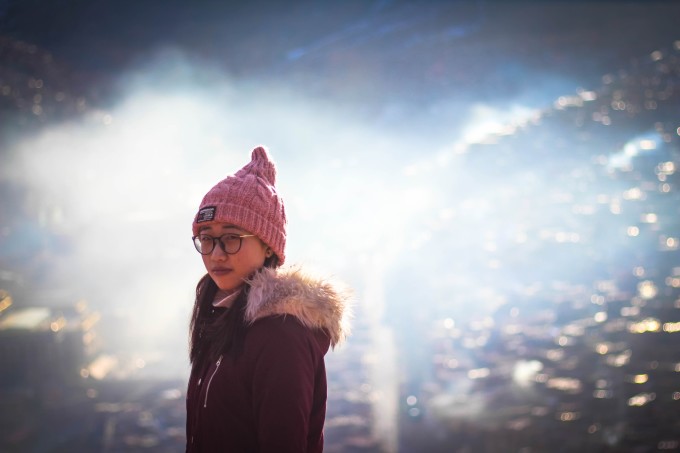 当你在穿山越岭的另一边是什么歌