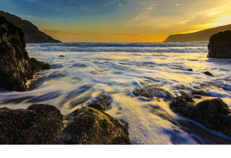 当海面迎来汹涌的潮汐是什么歌