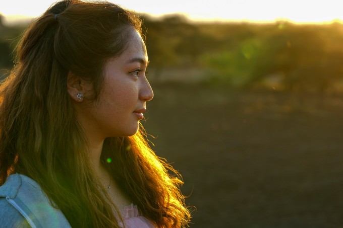 给我你带着微笑的眼眸是什么歌