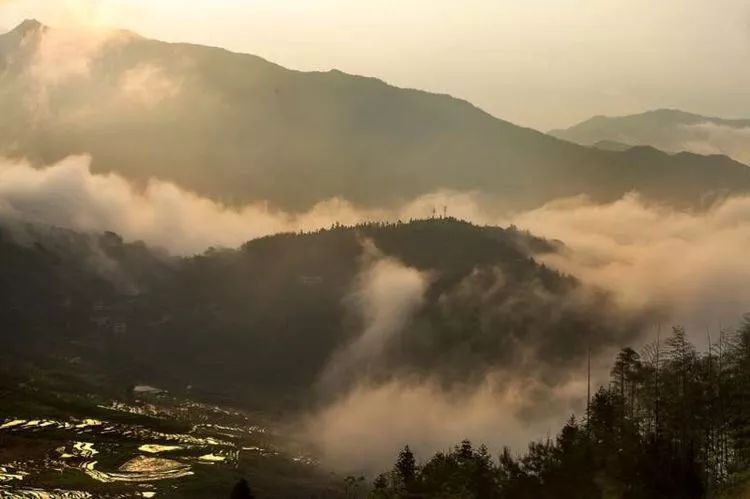 天地间有一个美丽的地方是什么歌