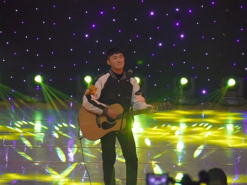 靠着墙壁晒太阳的过客是什么歌