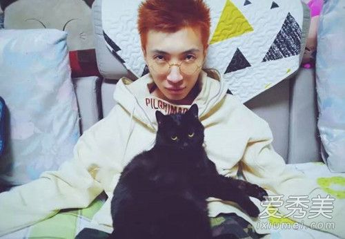 抖音一道光穿过黑暗什么歌