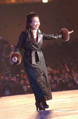 《在雨中》的原唱，苏芮《牵手》原唱