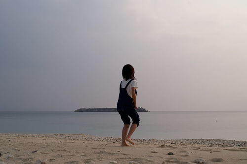 一个人吃饭旅行到处走走停停歌名，我一个人一路走走停停的歌