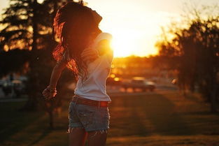 《心在路上》歌曲，《一路前行》