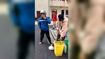 一个人独自走在熟悉的街道，女的唱的走在熟悉的街头