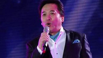 一家三口合唱温馨歌曲，歌曲《幸福一家人》