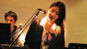 一女的拿着酒瓶唱歌的女生叫什么，一个女的拿着酒瓶唱如果当时