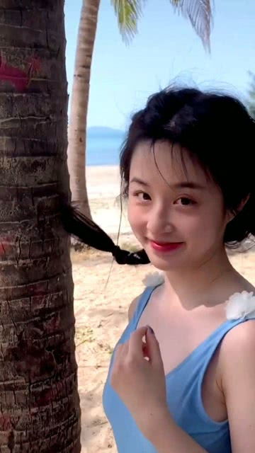 一双迷人的眼睛长长乌黑的头发，迷人的大眼睛高高的翘鼻尖什么歌