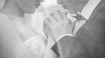 一个男人让女人听掌心这首歌,男情人唱掌心之中想表达什么心情