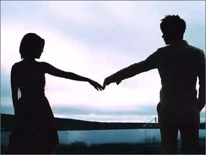 一个男人对女人唱遥远的她，男生给女生唱遥远的她