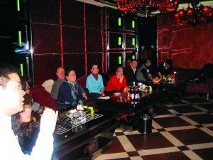 一边喝酒一边唱歌那个叫什么名字，酒桌唱歌很火的那个视频