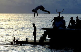 一转身就坠入海洋是什么歌曲，一转身就沉入海平线