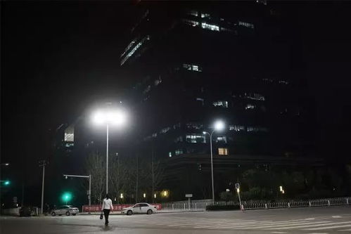 三点半的凌晨只有你跟我的房间，爱你的时候凌晨四点我都陪你