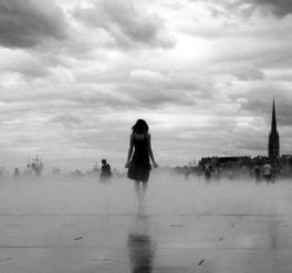 一颗尘埃落在一个人身上，爱可以让一个人卑微到尘埃里