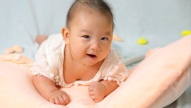 一首歌的前奏有个小孩子唱的，有一首歌的前奏是小孩笑声