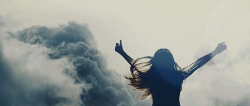 不会洒脱说洒脱是什么歌，一个人多洒脱什么歌