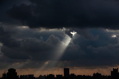 乌云遮蔽了天空下一句,形容黑压压的乌云的句子