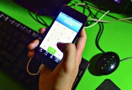 为什么在手机上唱歌比现实难听，自己在家k歌要买什么设备