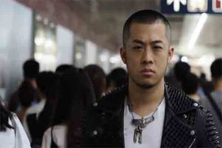 伪装歌曲表达了什么意思，男人听伪装这首歌表达什么含义