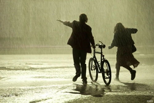 以朋友名义爱着一个人的歌曲，超过友情没到爱情的歌