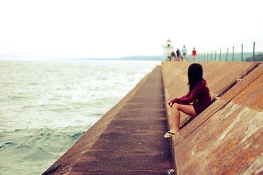 你别再难过一个人去远方流浪歌名，你别再难过一个人去远方流浪