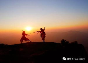 你往前走,我一定在你后面，你尽管前行光在前面我在后面