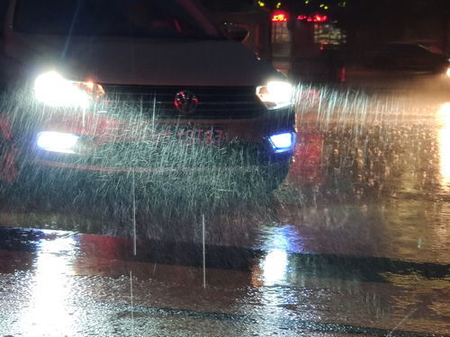 倾盆大雨下一句，大雨倾盆后面是什么