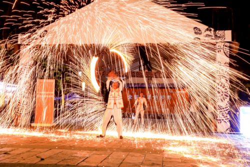 刀山火海谁写的，刀山火海mv女的是谁