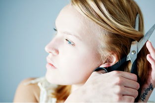 剪短了头发剪断了牵挂是什么歌，短发歌词完整版