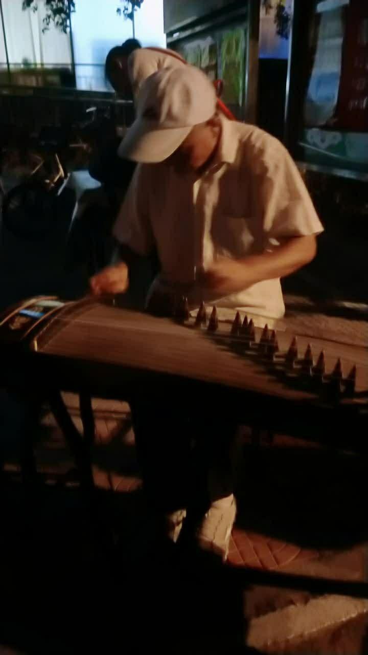 前奏是蹬蹬蹬蹬十五秒，开头噔噔噔噔噔一段纯音乐