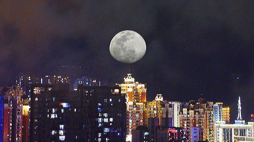 十五的月亮升上天空哟是何歌名,十五的月亮原版原唱