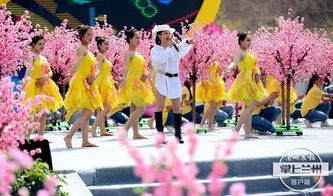 周艳泓《春暖花开》歌词，桃花也红了心情也好了原唱