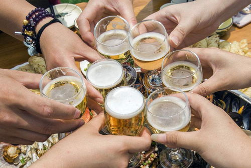 喝点小酒惬意的句子，高情商女人喝酒发朋友圈