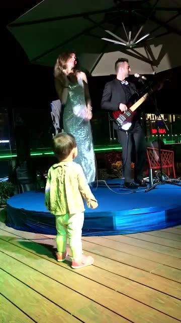 外国小孩乐队很火的歌，外国小孩一家人乐队唱的歌