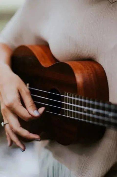 在这深夜里歌词表达什么情感,抖音很火的一首歌叫什么孤独