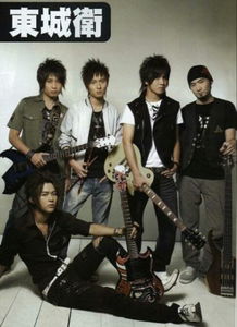 够爱是谢和弦唱的还是东城卫唱的,够爱原版为什么下架了