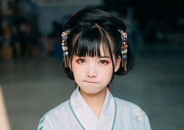 夸赞短发美女的词，剪了短发的幽默句子